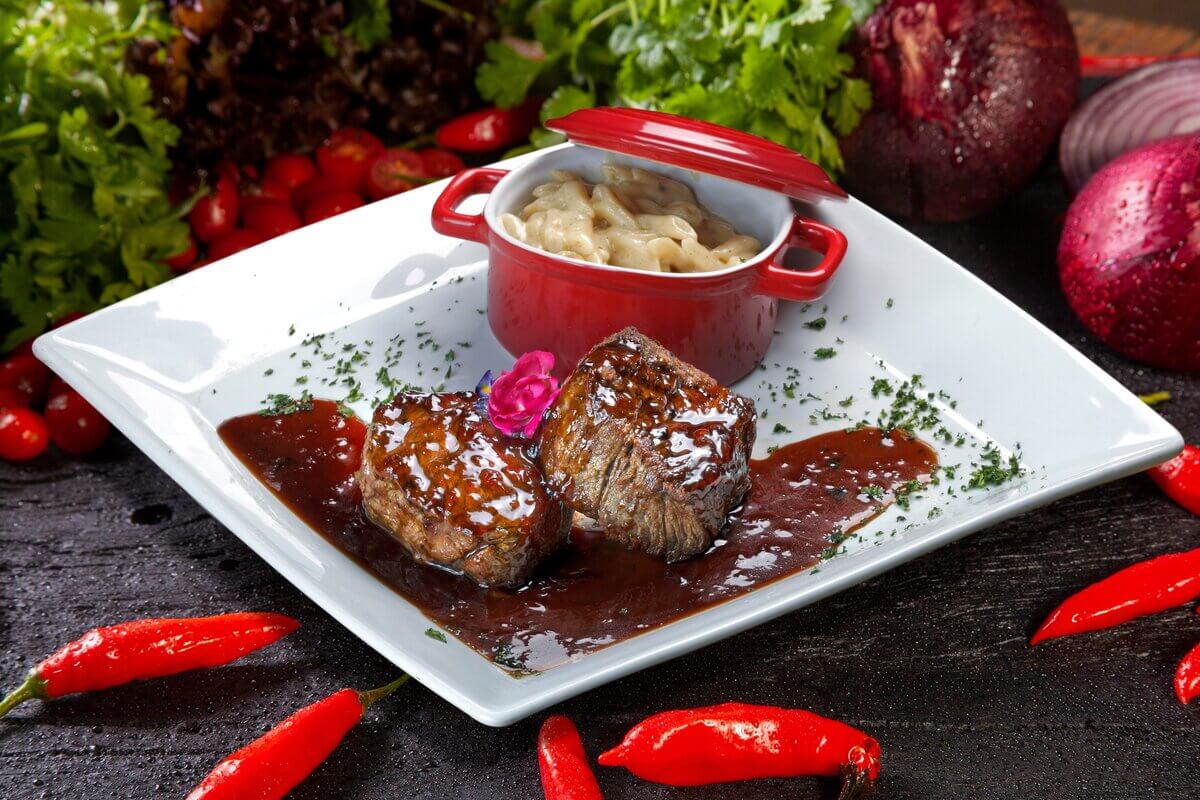 Filé mignon suíno ao molho madeira (Imagem: rocharibeiro | Shutterstock)