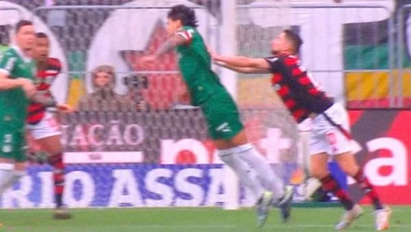 Gustavo Gómes foi empurrado por Jorginho e arbitragem não marcou pênalti