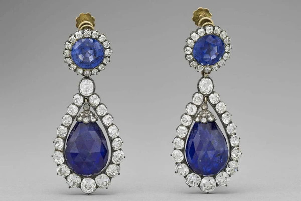 Par de brincos foi roubado junto com tiara e colar roubado no Museu do Louvre