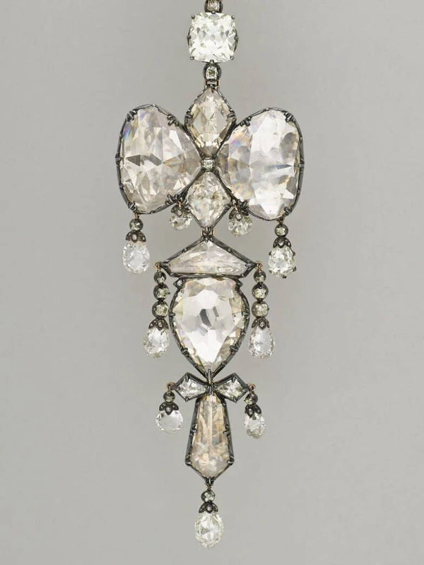 Parte central e inferior do broche de diamantes roubado no assalto ao Museu do Louvre