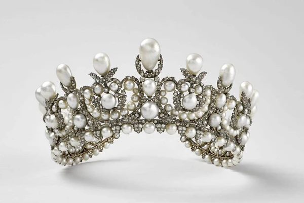 Tiara de pérolas pertencente à imperatriz Eugênia, uma das peças roubadas no assalto ao Louvre