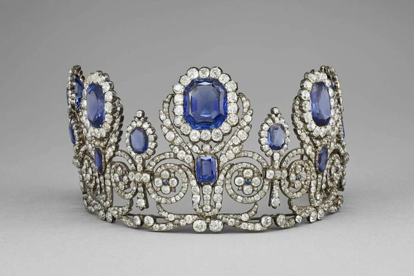TIara de safiras faz parte de conjunto que inclui colar e brincos roubado no Museu do Louvre