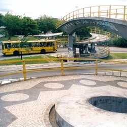 Durante mais de 30 anos, a obra foi o principal acesso de pedestres ao campus de Goiabeiras da Universidade Federal do Espírito Santo e fez parte da rotina de quem atravessava a Avenida Fernando Ferrari, em Vitória