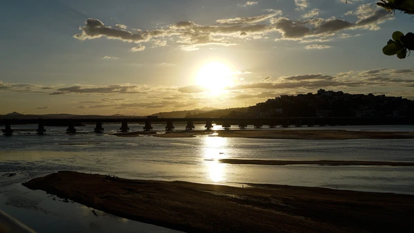 Impactos ambientais do rompimento da barragem da Samarco persistem uma década após desastre; esperança está depositada em acordo que prevê a aplicação de R$ 132 bilhões em ações de recuperação do rio