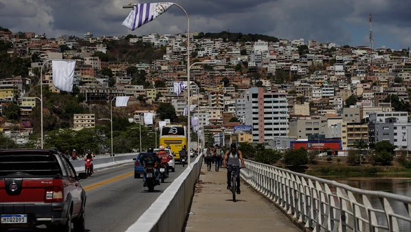 Conselheira afirma que sofreu racismo por parte do secretário; ele nega as acusações e diz ter sido vítima de homofobia