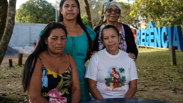 Esquecidas em programas de indenização, marisqueiras que dependiam da pesca na vila, em Linhares, buscam reconhecimento como vítimas da tragédia ambiental, 10 anos depois