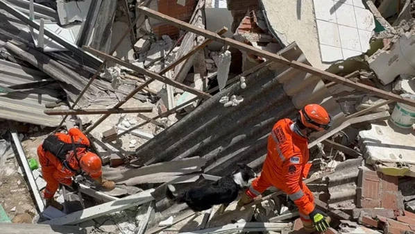 José de Lima foi encontrado sob os escombros e socorrido de helicóptero até o hospital; o desabamento deixou dois mortos e 10 feridos