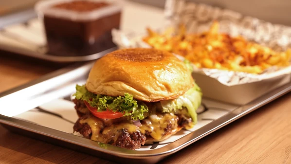 Golzin Smash Burger pertence ao chef Luiz Felipe Torezani, do GolBurger. Veja também: Halloween na Bontà e chefs do ES em novo projeto do Sebrae