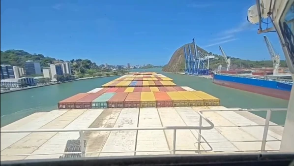 Gravação divulgada por um oficial de náutica mostra como é chegar à Capital capixaba de navio; para o piloto, vista é a mais bonita do Brasil