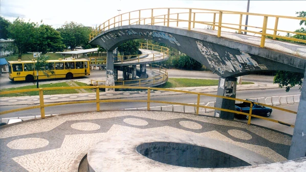 Durante mais de 30 anos, a obra foi o principal acesso de pedestres ao campus de Goiabeiras da Universidade Federal do Espírito Santo e fez parte da rotina de quem atravessava a Avenida Fernando Ferrari, em Vitória