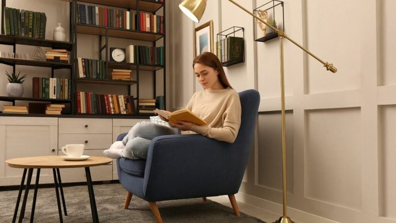 Livros e quadros são itens simples que personalizam e tornam a sala mais convidativa (Imagem: New Africa | Shutterstock)