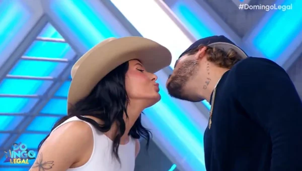 Ana Castela e Zé Felipe trocam beijo no palco do 'Domingo Legal'