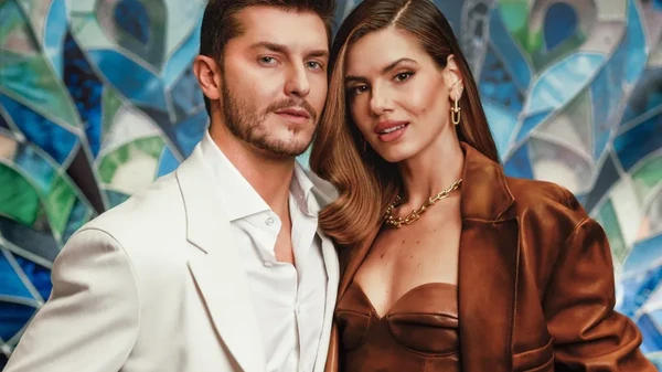 Camila Queiroz e Klebber Toledo comandam Casamento às Cegas… - Veja mais em https://www.uol.com.br/splash/noticias/2025/09/10/casamento-as-cegas.htm?cmpid=copiaecola