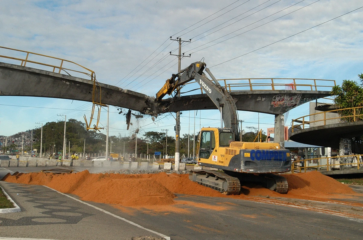 Demolição da passarela da Universidade Federal do Espírito Santo (Ufes) em 2007