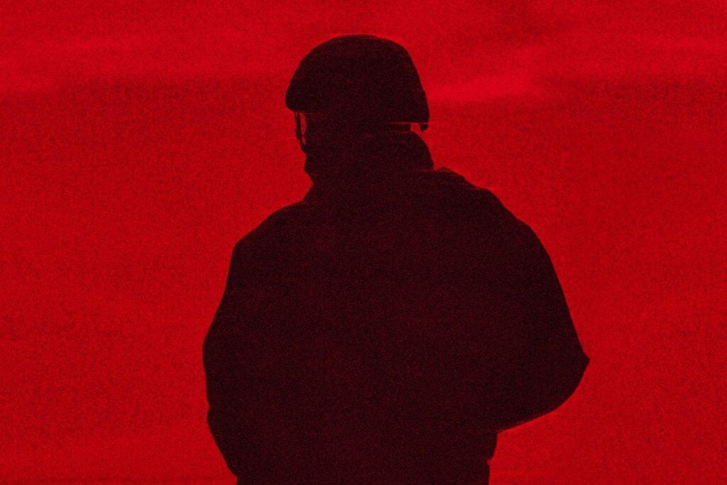 “Casa de Dinamite” acompanha o terror apocalíptico e as investigações das autoridades norte-americanas diante de um atentado nuclear (Imagem: Reprodução digital | Netflix e 02 Filmes)