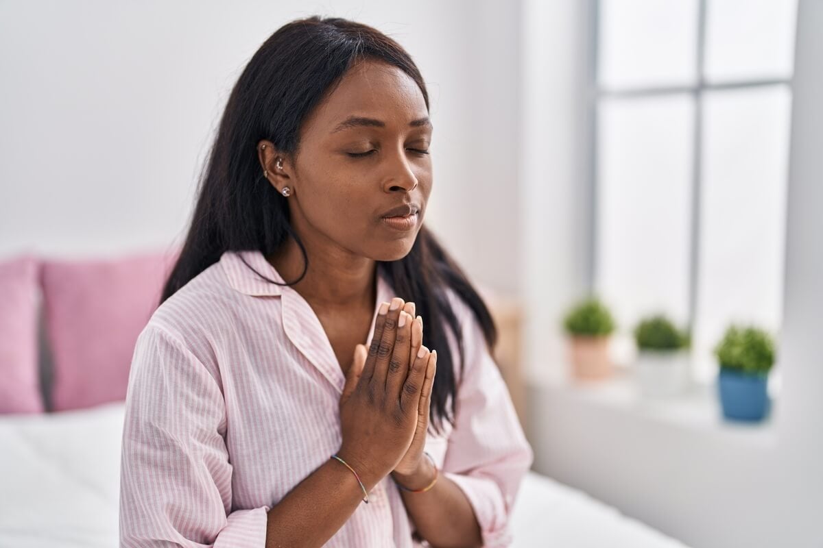 A oração ajuda a acalmar a mente, renovar a esperança e lembrar que nada é definitivo diante da fé (Imagem: Krakenimages.com | Shutterstock)