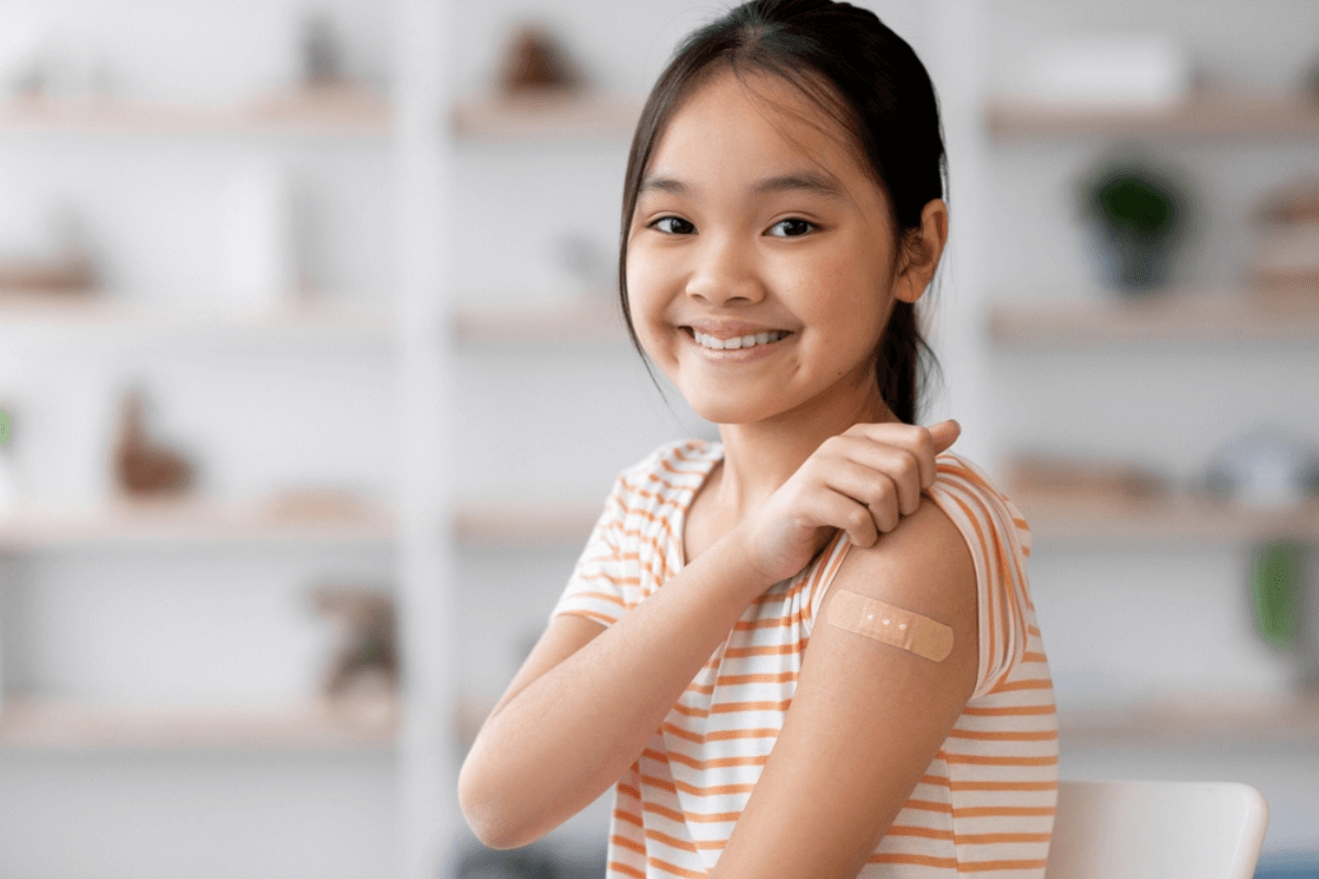 Manter a vacinação das crianças em dia ajuda a prevenir a meningite (Imagem: Prostock-studio | Shutterstock) 