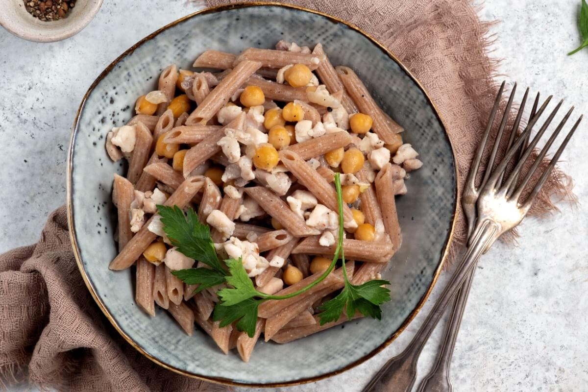 Penne integral com frango e grão-de-bico (Imagem: Elena Shashkina | Shutterstock)