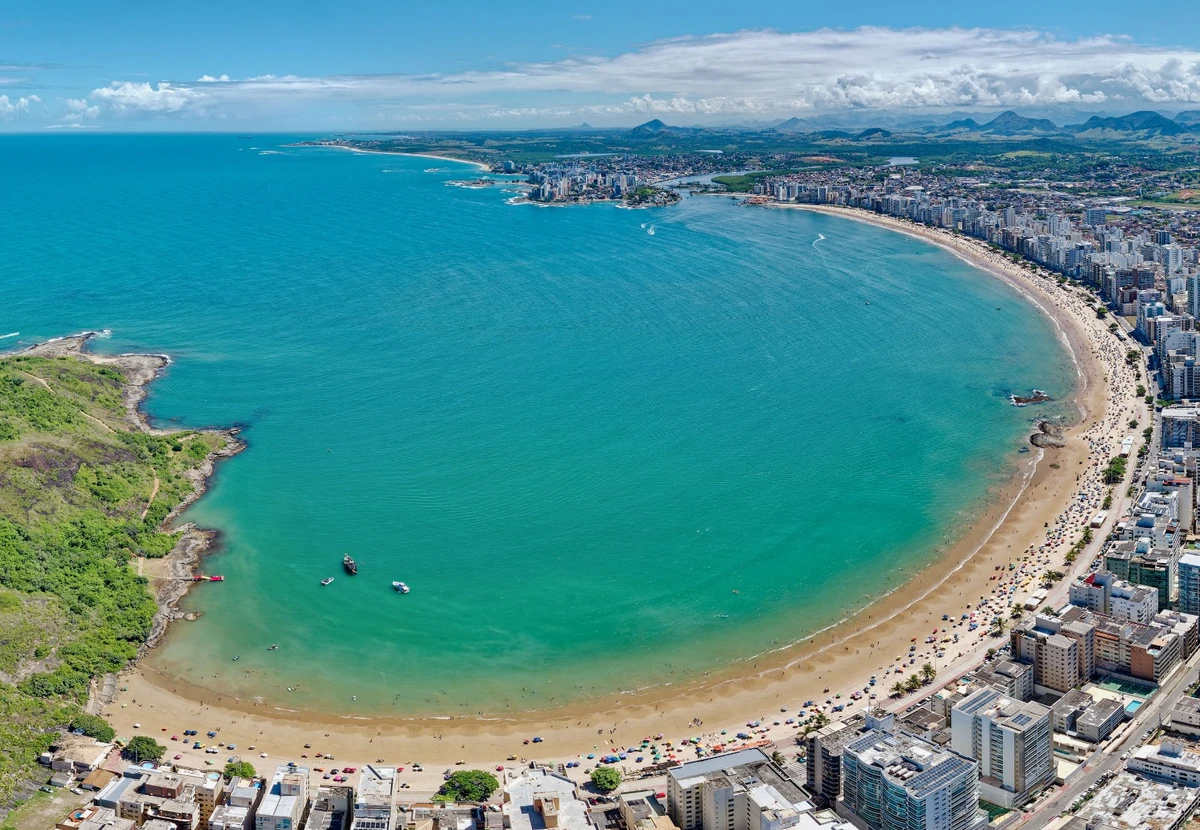 Milhares de turistas passam o verão em Guarapari