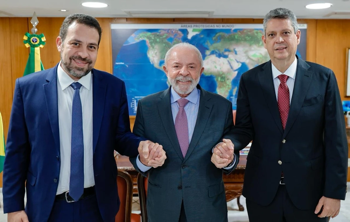 O presidente Luiz Inácio Lula da Silva entre Guilherme Boulos e Márcio Macedo