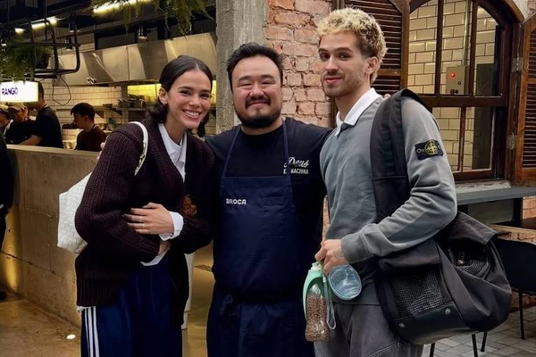 Os atores Bruna Marquezine e João Guilherme e o chef Cadu Evangelisti 