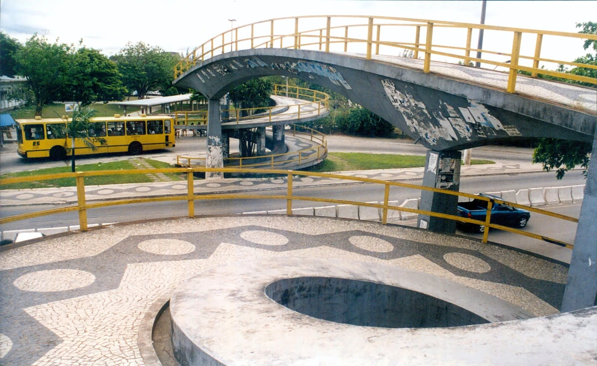 As rampas em formato de espiral eram a principal característica da passarela da Ufes, que por 30 anos serviu de passagem ao campus de Goiabeiras