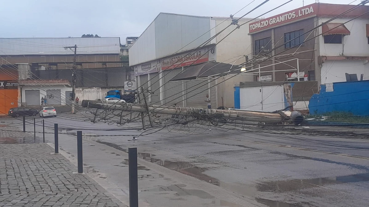 Poste cai e complica trânsito em rodovia de Cachoeiro