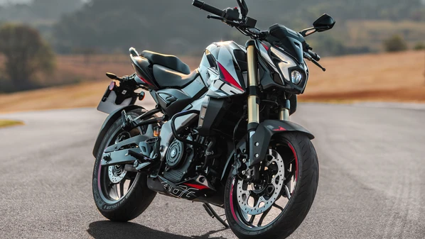 Produzida em Manaus (AM), a moto em estilo naked acaba de chegar às concessionárias, com preço sugerido de R$ 26.900 e frete gratuito. O novo modelo aposta em um visual agressivo e em um desempenho superior ao da D400