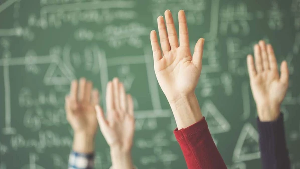 A tradicional forma de ensino, baseada em professores ministrando os conteúdos para os alunos em sala de aula, não é mais suficiente para o desenvolvimento de uma criatividade genuína e produtiva