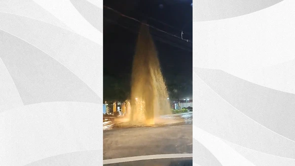 Devido ao rompimento da adutora próximo a uma praça no Centro do município, o abastecimento foi interrompido temporariamente