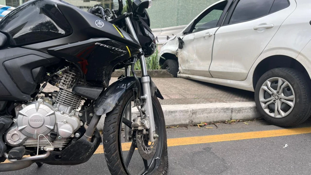 Acidente na Avenida Marechal Campos envolveu carro e moto