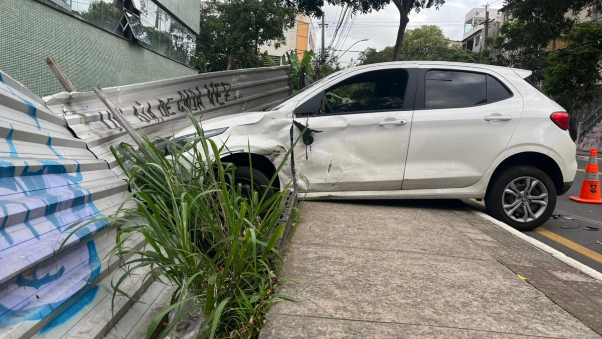 Carro envolvido em acidente na Avenida Marechal Campos