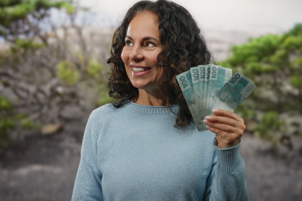 É possível usar os decretos para atrair prosperidade, movimentar finanças e alinhar a mente com a energia do dinheiro (Imagem: Krakenimages.com | Shutterstock)