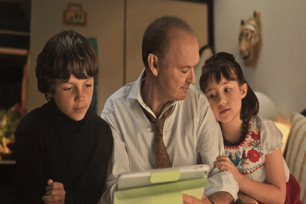 Em “Pai do ano”, Andy pede ajuda à filha mais velha para cuidar dos gêmeos de 9 anos (Imagem: Reprodução digital | Diamond Films e Black Bear Pictures)