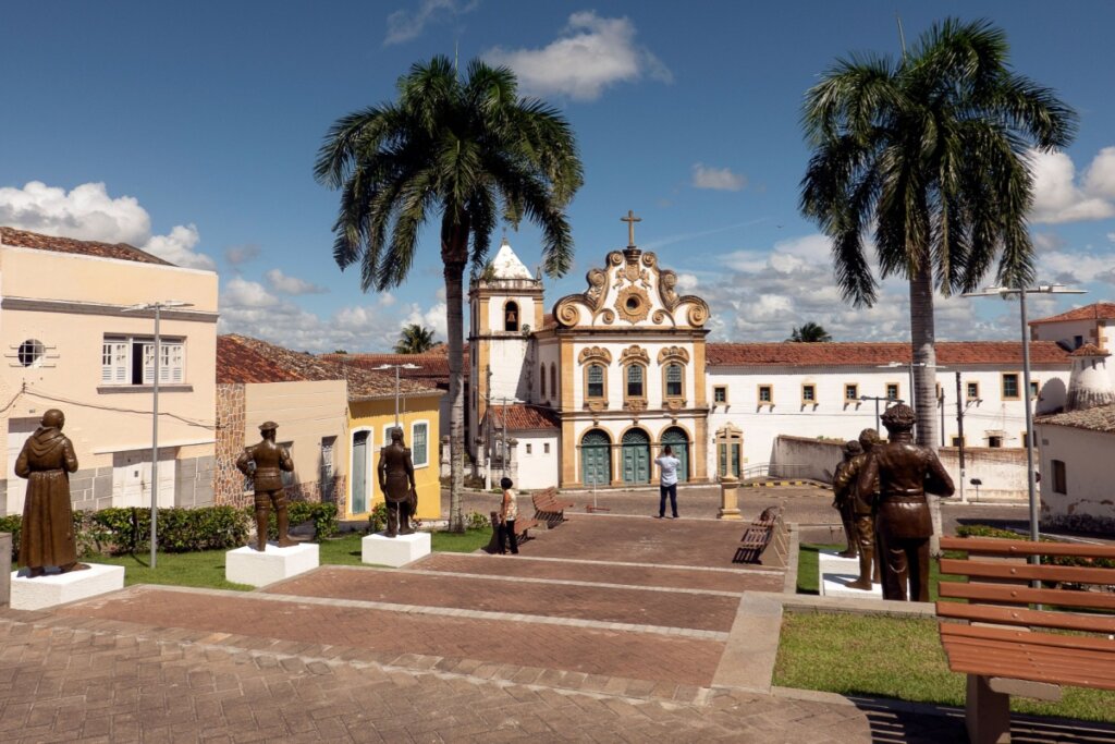 Igrejas barrocas e o Rio São Francisco compõem o charme histórico de Penedo (Imagem: Leo Avila Fotografias | Shutterstock)