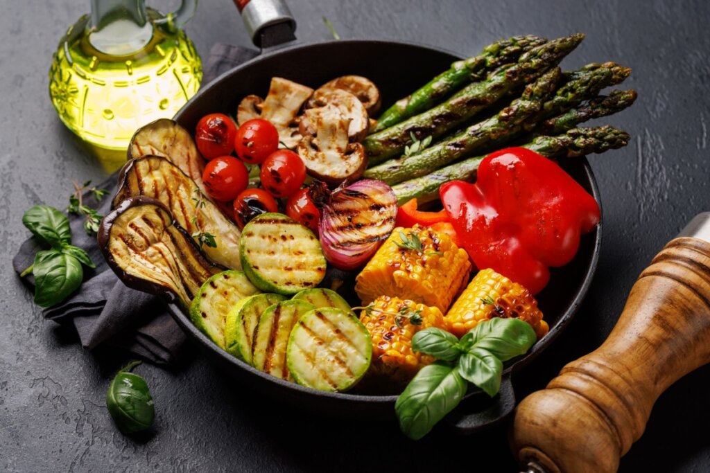 Legumes grelhados com cogumelo (Imagem: evgeeenius | Shutterstock)