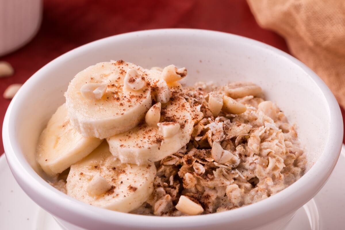 Mingau de aveia com amendoim e banana (Imagem: TalyaAL | Shutterstock)