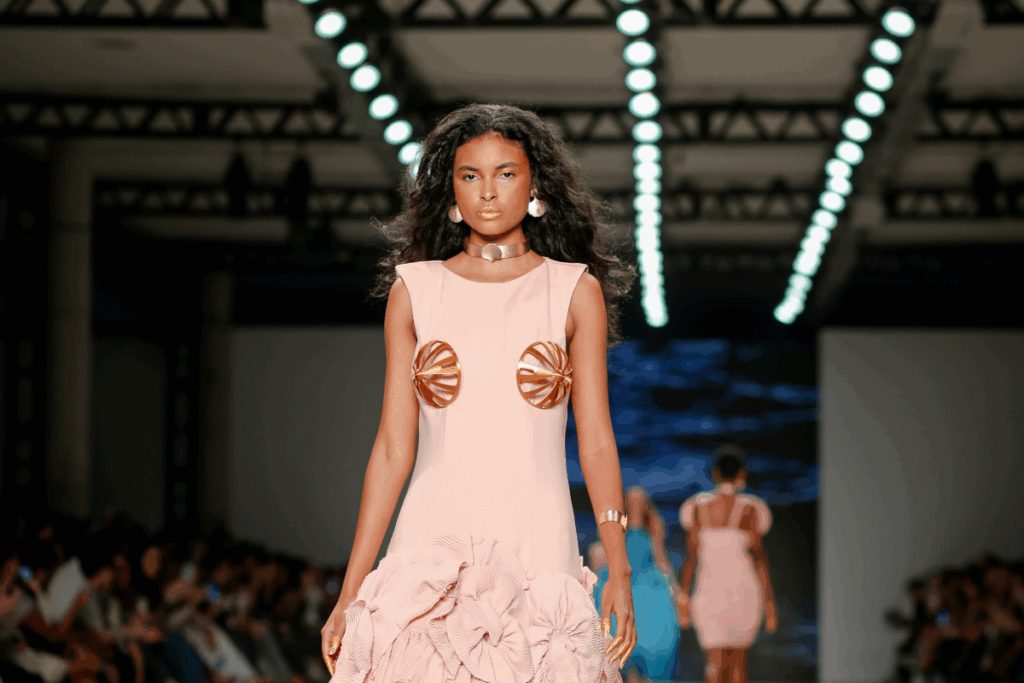 O desfile da Santa Resistência trouxe cabelos com movimento natural (Imagem: Victor Vieira e Roger Rocha)