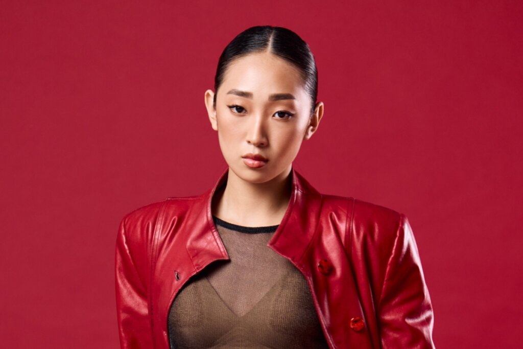 Os cabelos presos criam um visual limpo e sofisticado (Imagem: ShotPrime Studio | Shutterstock)