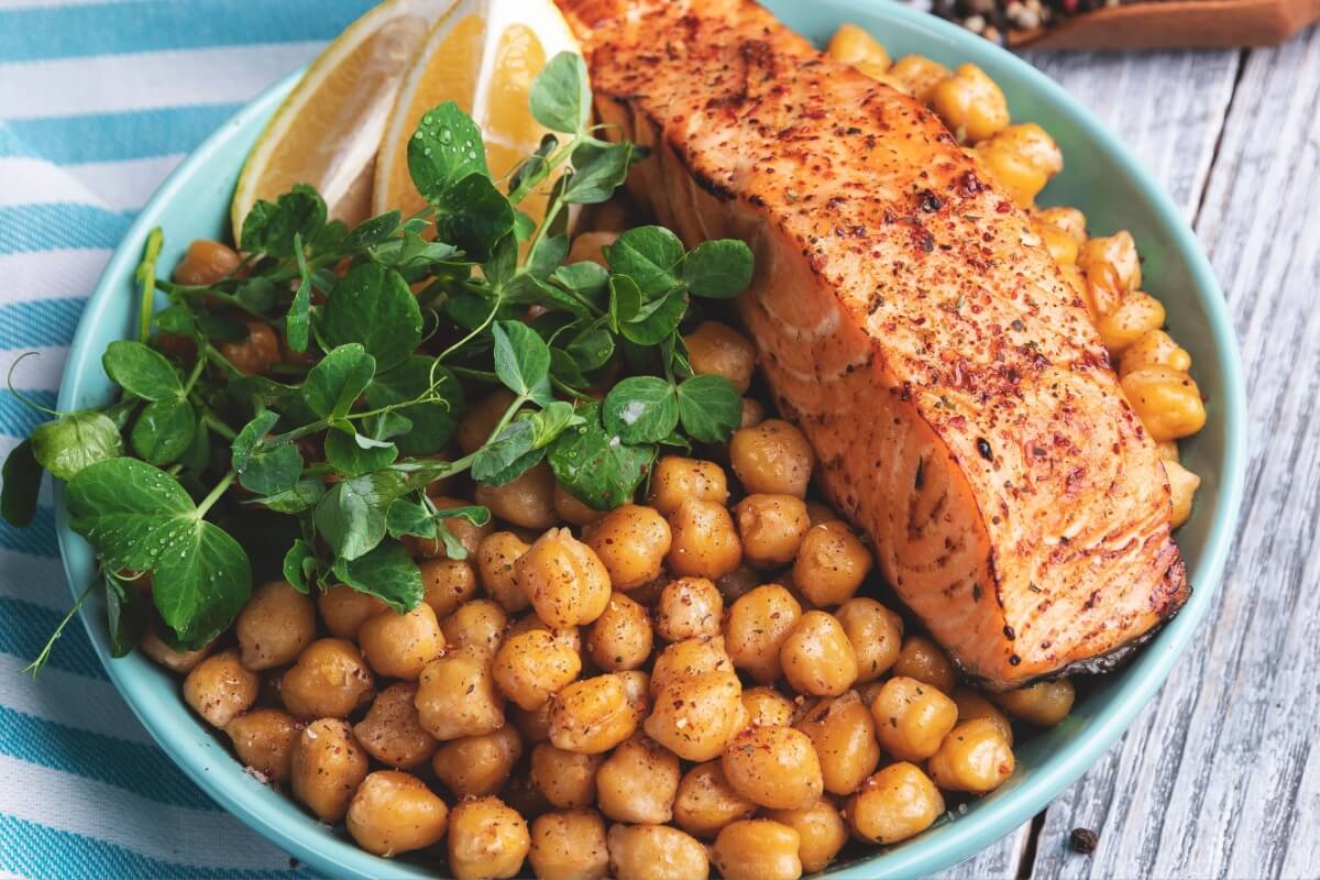 Salmão grelhado com grão-de-bico (Imagem: koss13 | Shutterstock) 