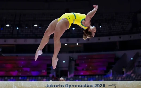 Flávia Saraiva, durante treino de pódio no Mundial de Ginástica