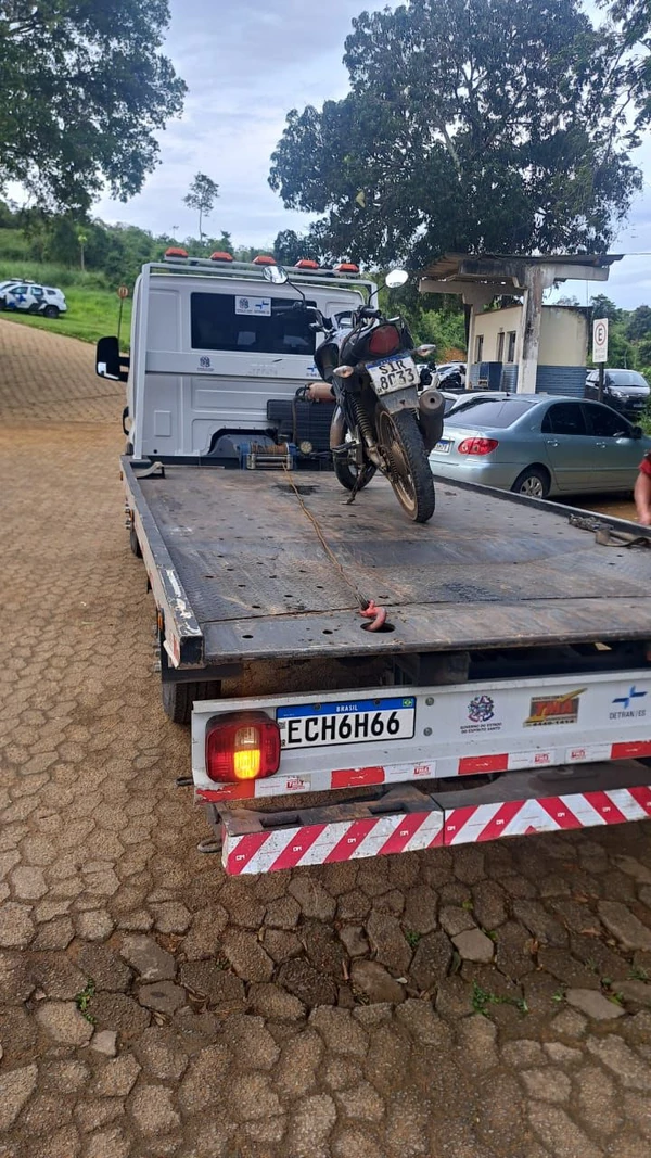 Moto apreendida após jovens entrarem na Academia de Polícia Militar, em Cariacica