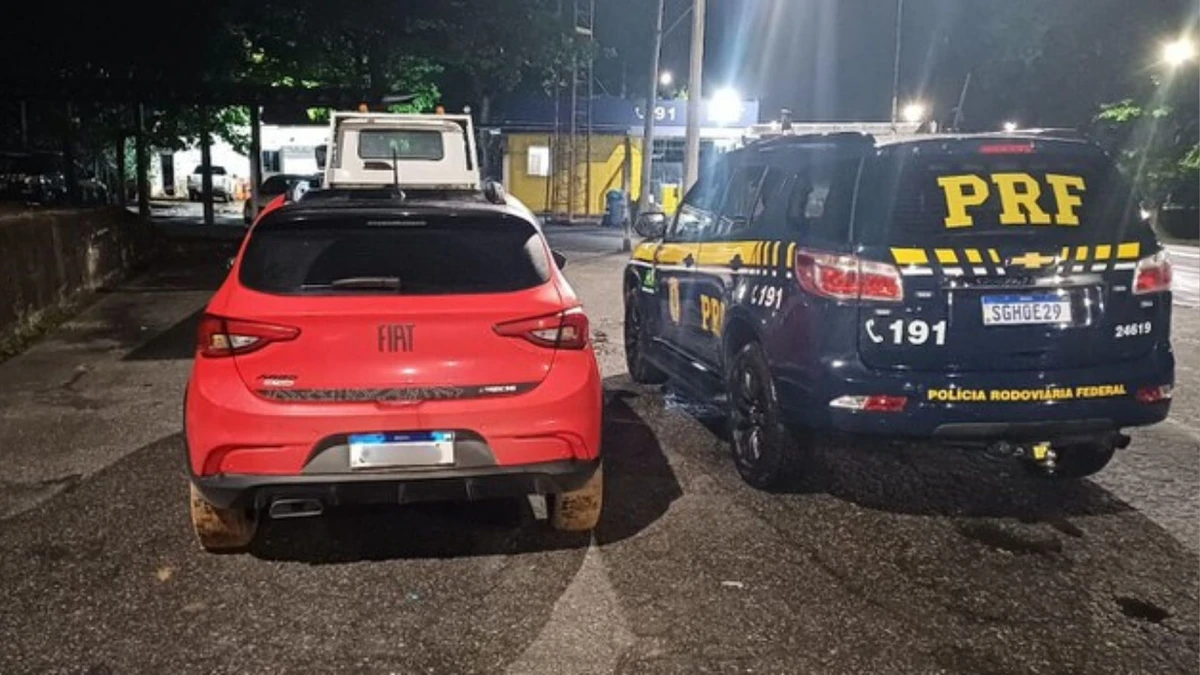 PRF recupera carro furtado após fuga e perseguição na BR 101 no ES