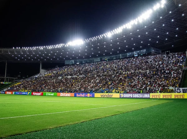 Torcida Capa-Preta lotou as arquibancadas do Kleber Andrade