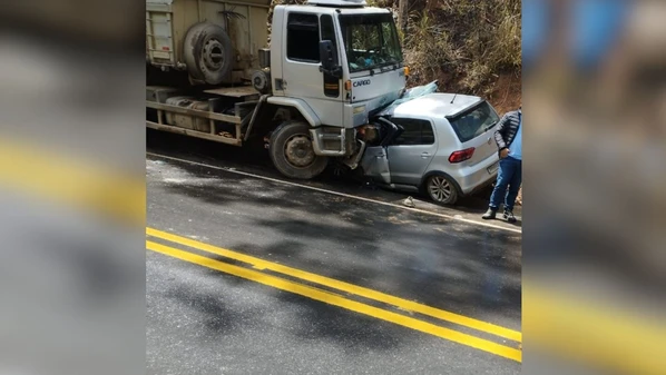 A batida entre os veículos aconteceu na manhã desta quarta-feira (22), em Santo Antônio do Oriente