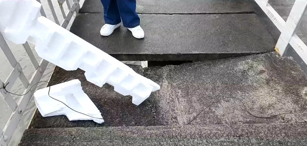 Bloco rachado coloca ciclistas e pedestres em perigo nas Cinco Pontes