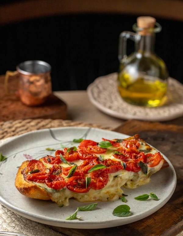 Toast de tomate confit do Café 43 (R$ 30) Foto por Acervo/Café 43