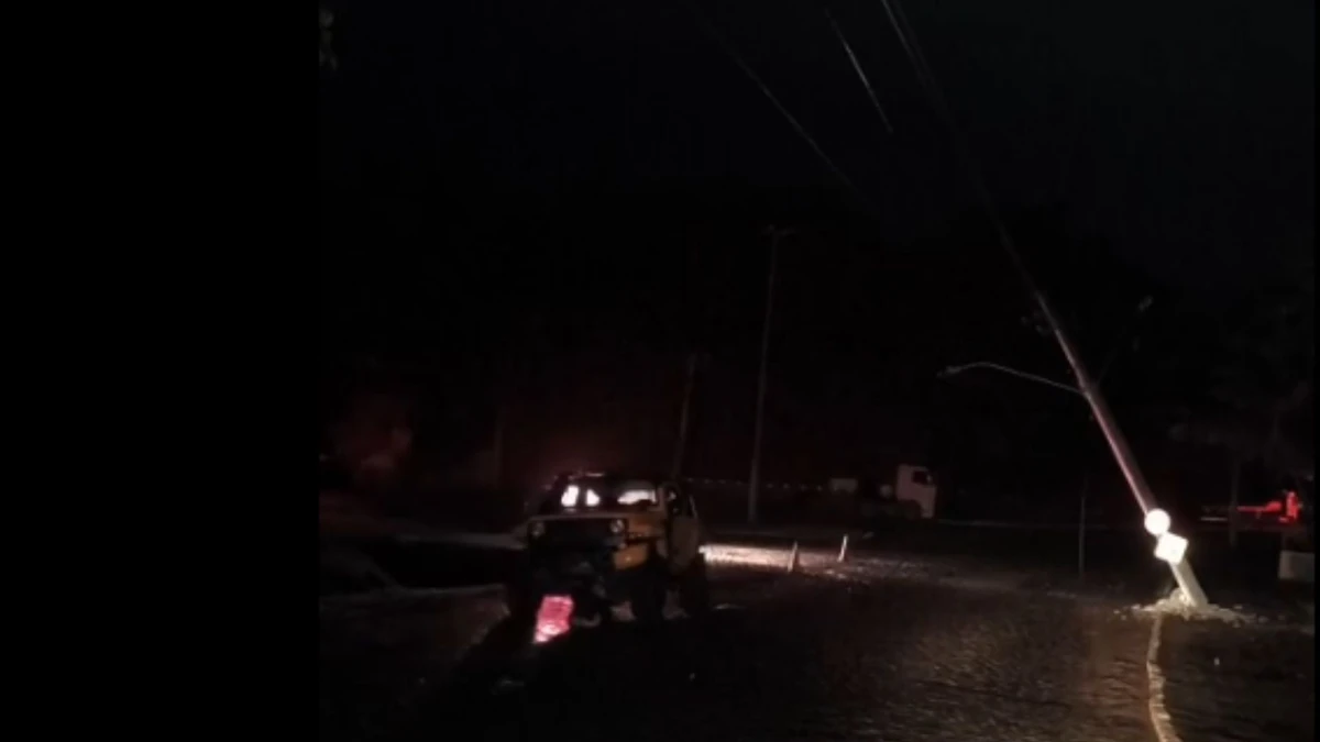 Carro atinge poste e deixa bairros sem energia elétrica em Castelo