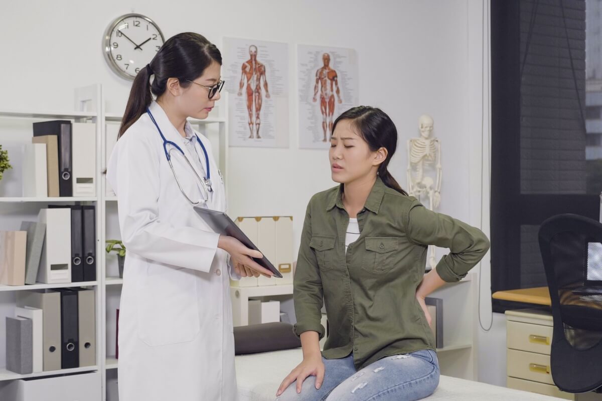 A lombalgia pode ter várias causas e merece atenção (Imagem: PRPicturesProduction | Shutterstock) 