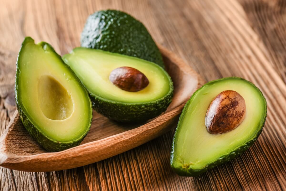 Algumas frutas são excelentes fontes de gorduras saudáveis (Imagem: Krasula | Shutterstock)